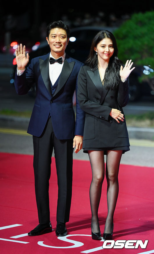 The opening ceremony of the 26th Busan International Film Festival (BIFF) was held at the Busan Haeundae Film Hall on the afternoon of the 6th.The 26th Busan International Film Festival will be held at six theaters in Busan, including Centum City, including the Film Hall for 10 days starting from the opening ceremony on the 6th and 15th.Hee-soon Park and Han So Hee pose. 2021.10.06