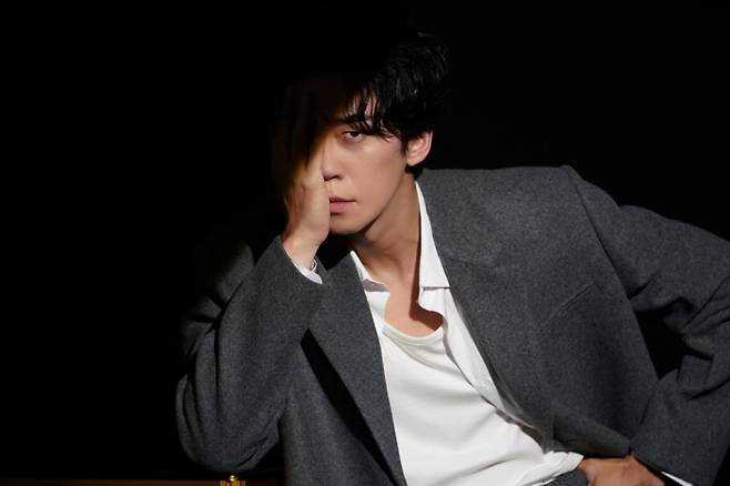 Actor Shin Sung-roks charismatic and refreshing beauty at the same time, the picture behind the scenes was released on the 6th.Shin Sung-rok, who is expecting to play the title role in the musical Jekyll and Hyde, which will be held on the 19th, is drawing attention by emitting various charms at the Theater Plus pictorial scene.Shin Sung-rok is perfecting the black leather jacket and emits a unique charisma.Then, with a gray suit, it shows off the superior suit fit, while at the same time creating an overwhelming force with only eyes, and in another cut, it shows a fresh smile that has never been seen before, raising the perfection of the picture.On this day, Shin Sung-roks excellent concentration and extraordinary concept interpretation burst into admiration.Styling as well as eyes and facial expressions showed the aspect of alternative rock unity.In addition, without forgetting the careful monitoring, the praise did not stop, leading the scene to the scene in a friendly manner.Shin Sung-rok is working on the practice ahead of the musical Jekyll and Hyde performance.Shin Sung-roks pictorial behind-the-scenes cut can be found in Naver Post.