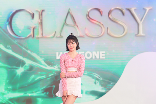 조유리는 7일 오후 첫 솔로 싱글 앨범 'GLASSY (글래시)' 발매 기념 온라인 미디어 쇼케이스를 진행했다. 웨이크원 제공
