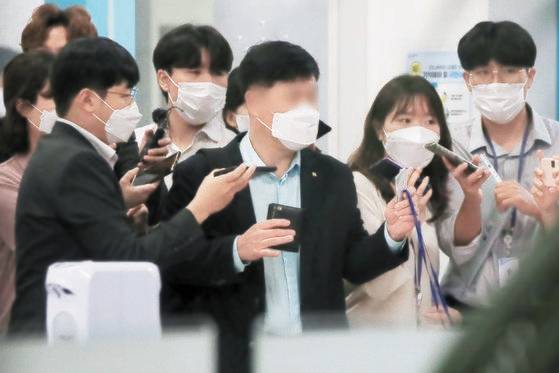 김모 성남도시개발공사 개발1처장이 6일 오후 대장동 개발 특혜 의혹 관련 조사를 받기 위해 서울중앙지검으로 들어서며 취재진의 질문에 답하고 있다. 연합뉴스