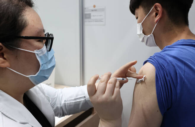 6일 오전 서울 마포구민체육센터에 마련된 코로나19 예방접종센터를 찾은 시민이 백신을 접종하고 있다. 연합뉴스