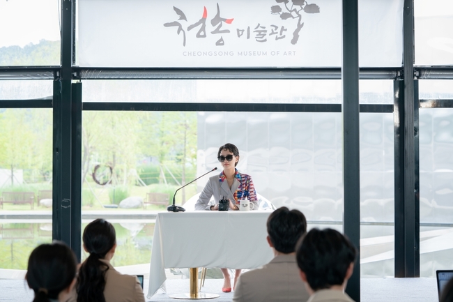 Park Gyoo-yeong, the novice director of the Dary and Gamja-tang cheongsong Art Gallery, opens his mouth directly to the privacy controversy.Dari and Gamja-tang is Ignorance - Ignorance - Muhak 3 One of the life skills is art romance, which narrows the gap between each other through the medium of Art Gallery, although it is a basicism man and a basic to be.During the 5th episode of Dali and Gamja-tang, which aired on the 6th, while staying at a motel, he was assaulted by Strength and suffered a dizzying accident that took money.Dalis cousin, Kim Si-hyung (Lee Jae-woo), reported to the media that Dali was assaulted to scratch the cheongson art gallery, and the cheongson art gallery was engulfed in the closing ceremony.He became the main character of controversy such as running privacy, enthusiasm, and embezzlement.When I saw the article, Muhak (Kim Min-jae) poured out his worried heart toward Dali, but Dali retorted Muhaks sincerity.The appearance of Jang Tae-jin (played by Kwon Yul-yul), the successor of the century group, watching the two men arguing over bond and debt relations, made the ending five times so curious.
