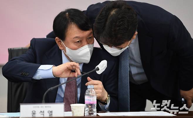 국민의힘 대선 예비후보인 윤석열 전 검찰총장이 권성동 의원과 귀엣말을 하고 있다. 윤창원 기자