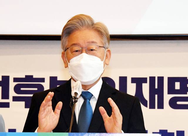 더불어민주당 대선 경선 후보인 이재명 경기도지사가 지난 4일 오전 서울 중구 커뮤니티 하우스 마실에서 서울 지역 공약 발표를 하고 있다. 이 지사는 이날 대장동 개발 사업 논란과 관련한 입장도 밝혔다./국회사진기자단