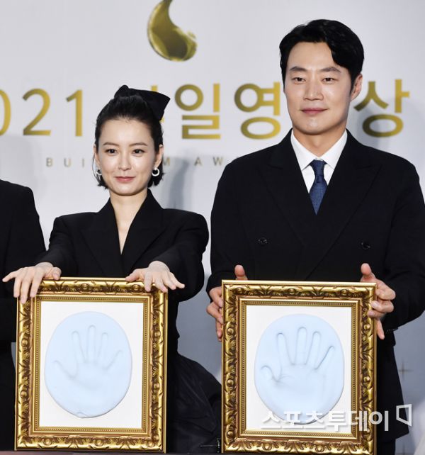 Actors Jung Yu-mi and Lee Hee-joon are holding their handprints at the 2021 Buil Film Awards handprinting event held in Deagu BEXCO, Busan, on the 7th.2021.10.07.