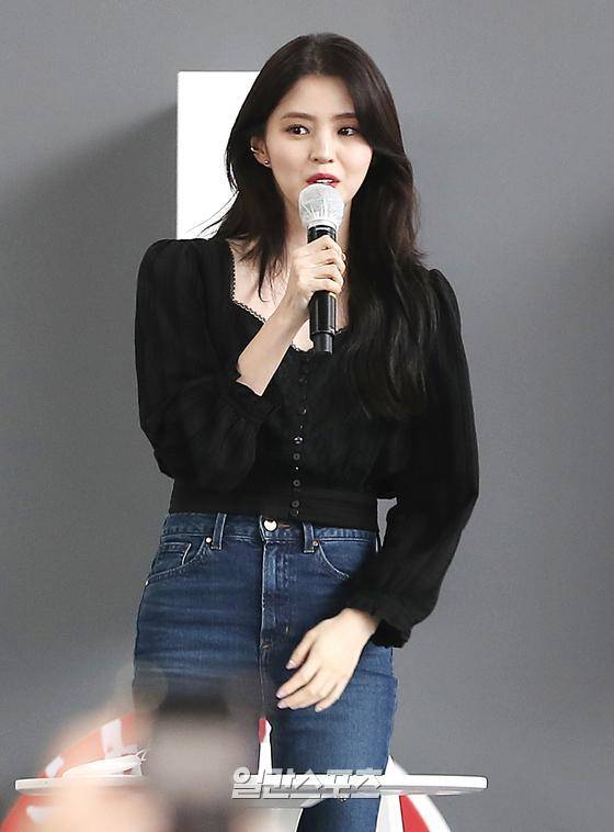 배우 한소희가 8일 오후 부산 해운대구 영화의 전당에서 진행된 ‘제26회 부산국제영화제’(BIFF) 영화 ’마이 네임’ 오픈토크에 참석해 관객들에게 인사를 하고 있다. 박세완 기자 park.sewan@joongang.co.kr / 2021.10.08/