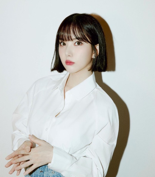 Eunha, SinB and Umji from the group GFriend released photos after forming a new girl group.On Saturday, Eunha, SinB and Umji each posted a number of photos of themselves on their personal Instagram, with the comments posted together being identical with VIVIZ.The uploaded photos showed three people showing off their neatly shining visuals, who have raised the fans expectations for a new start with their watery beauty.On the 7th, three visual film teasers were opened in turn through the official SNS.Eunha, SinB and Umji recently signed exclusive contracts with the start-up entertainment company Big Planet Made (BPM).Those who foreshadowed their activities as Trio Group plan to resolve their long waits for fans with their new group name, ViviZ (VIVIZ).Meanwhile, the group GFriend, which had three people, debuted in 2015 and officially disbanded in May.