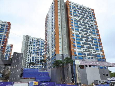 전체 동이 공사 중단된 대광건영의 대광로제비앙 아파트. 이민경 기자