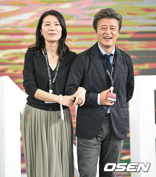 Actor Kwon Hae-Hyo, Jo Yoon-hee and his wife attended Wealth InternationalOn the afternoon of the 8th, the stage greetings of the 26th Busan International Film Festival (BIFF) icon section invitation In front of your face were held at the Busan Film Halls outdoor theater.On this day, Kwon Hae-Hyo and Jo Yoon-hee came on stage with their arms crossed affectionately.The two are long-time couples who met in Hanyang Universitys theatrical film and seniority and married in 1994, and also appeared together in Hong Sangsoos film After.Jo Yoon-hee, who watched in front of your face with Audience the day before, said, Of course I cried because of the movie contents.I do not cry well while watching the director s movie. Yesterday was the first experience I had in my life since the middle of the movie.I felt like Heart was shrinking, and there were things like sadness that I could not afford. Is it because I am old? He said, It was an impressive movie. Kwon Hae-Hyo also expressed his feelings about the viewing: When I was invited to the Cannes International Film Festival last spring, I was disappointed that I could not go to the local area because of Corona 19.I was the first time I saw Audience on the screen with you, so we also watched it and I was able to confirm the reaction of Audiences by the end.  It may be because I am having the same Corona Pandemic era these days, but watching movies with Audience itself feels like a lot.The contents of the movie were also, and it was a good time. Meanwhile, In front of Your Face is the 26th feature film directed by Hong Sangsoo.It is a story about the ordinary day that the former actor Sang-ok (Lee Hye-Yeong), who lived in a foreign country, returns to Korea and stars Lee Hye-Yeong and Jo Yoon-hee, Kwon Hae-Hyo, Seo Yeong-hwa and Kim Sae-byeok.DB