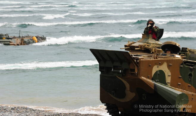 K4 고속유탄기관총은 해병대의 한국형 상륙돌격장갑차와 육군의 K808 차륜형 장갑차의 핵심무장으로 사용된다. 사진=국방부