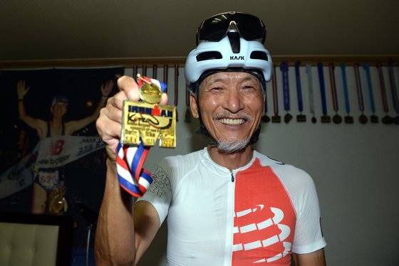 대구지역 최고령 철인 3종 경기 참가자인 이석천(68)씨가 5일 오전 대구 수성구 지산동 자택에서 본지와 인터뷰하며 활짝 웃고 있다. 이씨는 오는 17일 남해에서 열리는 한국 철인 3종 경기에 참가한다. 프리랜서 김성태