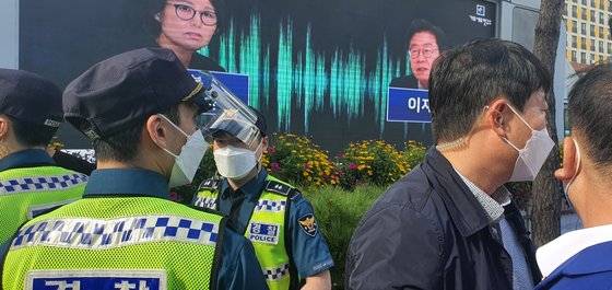 9일 더불어민주당 제20대 대통령선거 경기 지역 경선이 열리는 수원컨벤션센터 인근 도로 차량에서 이재명 후보의 욕설 동영상이 상영되고 있다. 뉴스1