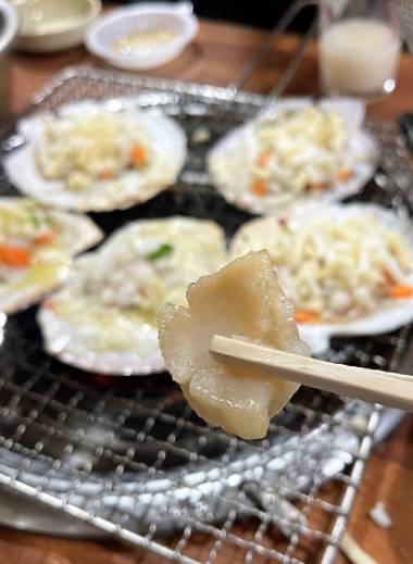 부산 조개구이는 태종대와 암남공원이 유명하다. 송도는 암남공원이 가깝다. 주차장 한 켠에 조개구이 집들이 줄줄이 늘어서있다. 가장 유명한 희자매에서 물리도록 조개를 먹었다.