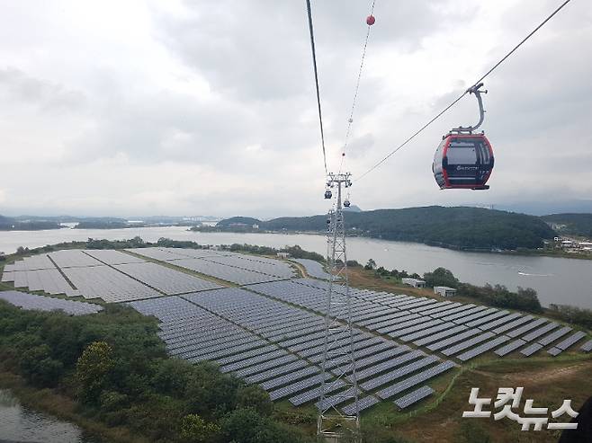 춘천 삼악산 호수 케이블카 아래로 보이는 붕어섬 태양광발전시설. 진유정 기자