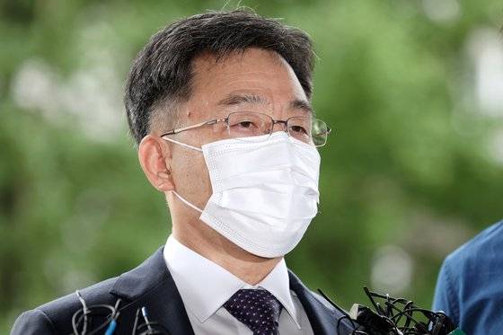 화천대유 대주주 김만배 씨가 지난달 27일 오전 서울 용산구 용산경찰서에 참고인 신분으로 출석하며 취재진 질문에 답하고 있다. 김 씨는 오는 11일 검찰에 피의자 신분으로 출석한다. 뉴시스