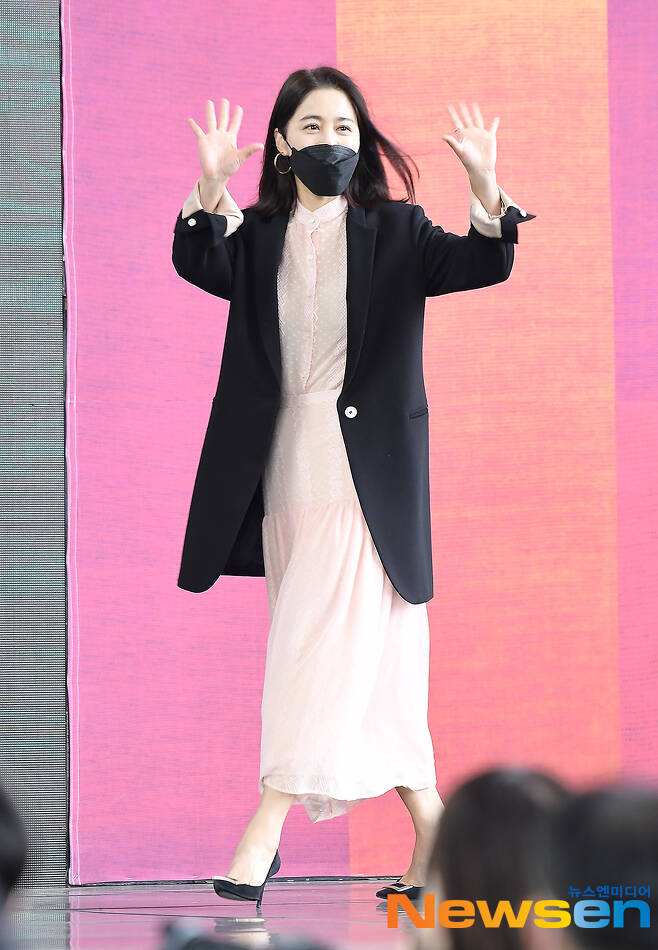 Actor Seo Young-hee attended the 26th Busan International Film Festival (2021 BIFF) invitation Dwarf House outdoor stage greetings held at the outdoor theater of the Haeundae-gu Film Center in Busan on the afternoon of October 10.