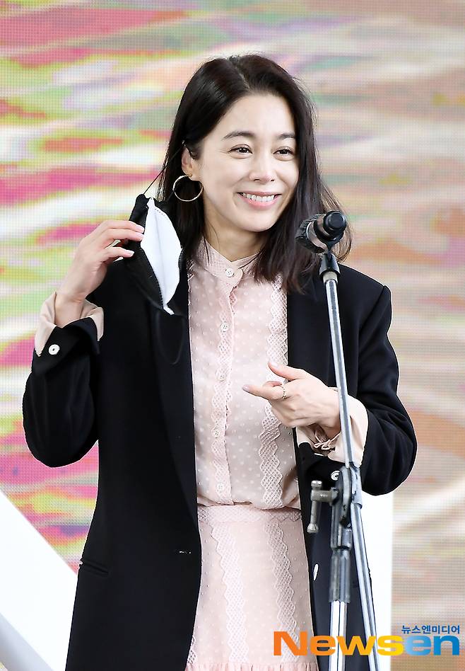 Actor Seo Young-hee attended the 26th Pusan ​​International Film Festival (2021 BIFF) invitation Wrong House outdoor stage greeting at the outdoor Theater of Haeundae-gu, Busan, on the afternoon of October 10th.