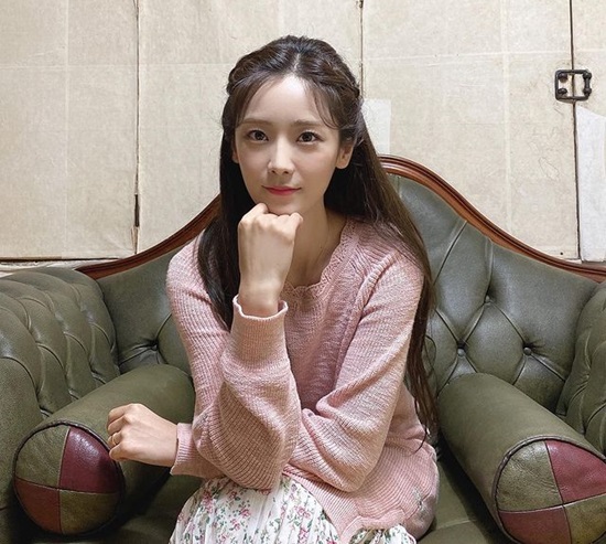 So Yul posted a picture on his instagram on the 9th with an article called eye contact.So Yul in the photo released on the day is sitting on the couch wearing a pink dress.So Yul, who wore a long flower patterned dress layered, added a half-bundled hair to her innocence.So Yul said, I was wearing a pretty dress with pink pink flowers that Husband bought a few years ago. I really did it for a long time. ... My mate kept thinking about it.Meanwhile, So Yul had a daughters joy in the same year with 13-year-old Moon Hee-joon in 2017.Photo: So Yul Instagram
