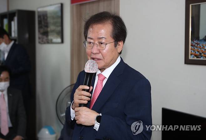 홍준표, 경주 당협에서 당원과 간담회 (경주=연합뉴스) 김현태 기자 = 국민의힘 대권주자인 홍준표 의원이 10일 경북 경주시 당협을 찾은 자리에서 지역당원들과 간담회를 하고 있다. 2021.10.10 mtkht@yna.co.kr