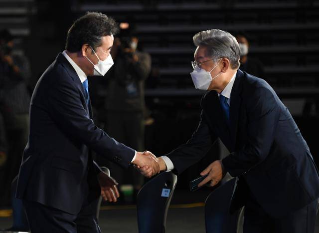 이재명 더불어민주당 대선후보가 10일 서울 송파구 SK올림픽핸드볼경기장에서 열린 대선후보 경선 서울 합동연설회에서 이낙연 전 대표와 후보와 악수하고 있다. 오대근 기자