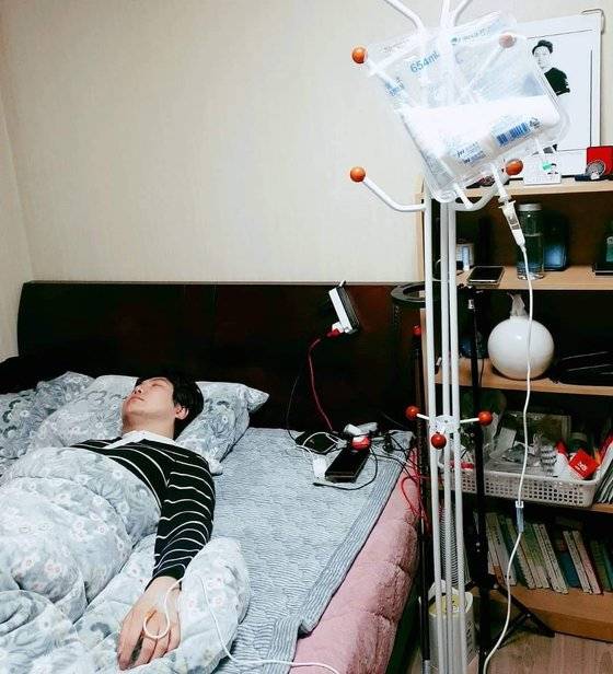 신은총 예비역 하사는 지난 8월 중앙일보와 전화 인터뷰에서 ″갈수록 병이 악화돼 외출하기조차 겁이 난다″고 말했다. 사진은 자택에서 수액 주사를 맞고 있는 모습. 신은총 예비역 하사