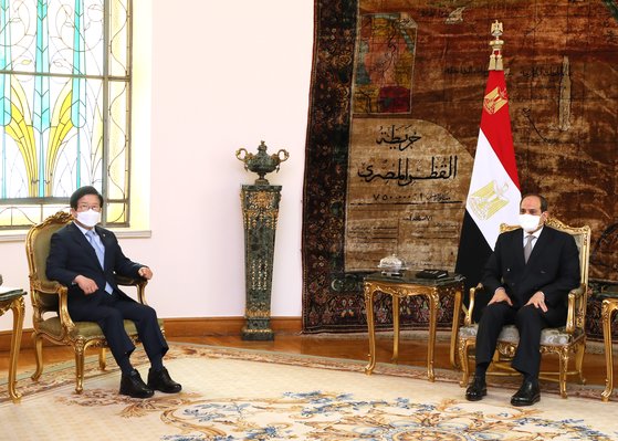 박병석 국회의장이 10일(현지시간) 이집트 카이로 대통령궁에서 압델 파타 엘시시 대통령과 만나 경제 협력, 국제 정세를 주제로 대화를 나눴다. 국회 제공