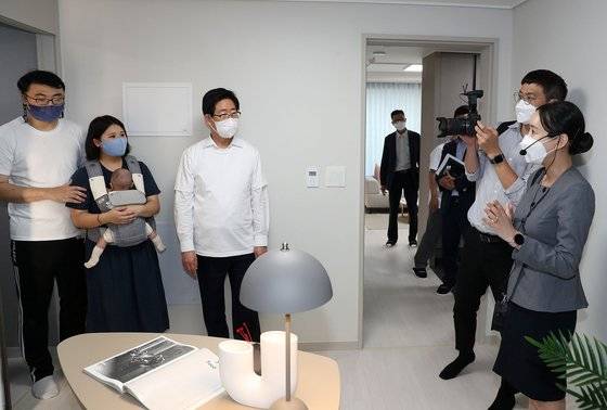 지난 8월 30일 양승조 충남도지사(왼쪽 셋째) 충남 아산시 배방읍에 짓고 있는 공공임대 아파트 더 행복한 주택(충남 꿈비채) 견본을 살펴보고 있다. 연합뉴스