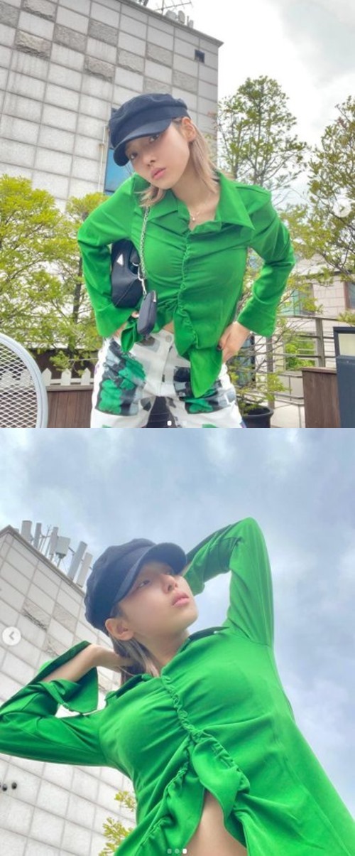 Card Jeon So-min showed a hip charmJeon So-min posted an article and a photo called green green on his instagram on the morning of the 11th.In the photo, he wears a green blouse that can not be easily digested.Jeon So-min added a subtle sexy look, revealing the slightly exposed ant waist and belly, Xero.In another photo, he boasted a swag-filled hip charm with a deadly pose.In addition, Jeon So-min showed off her charm full of girl crushes while she was chic.