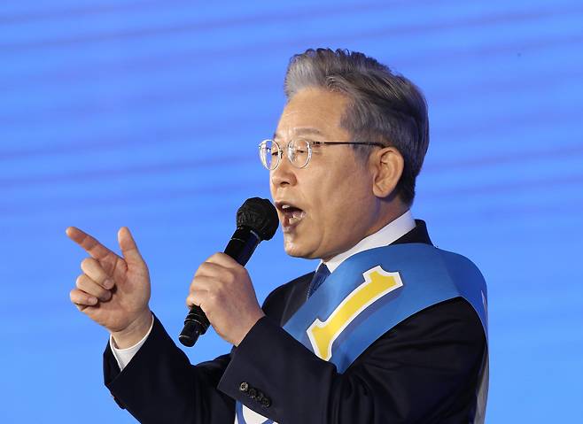 이재명 경기도지시가 10일 오후 서울 송파구 올림픽공원 SK올림픽핸드볼경기장에서 열린 더불어민주당 제20대 대통령선거 후보자 선출을 위한 서울 합동연설회에서 정견발표를 하고 있다.2021. 10. 10 김명국 선임기자 daunso@seoul.co.kr