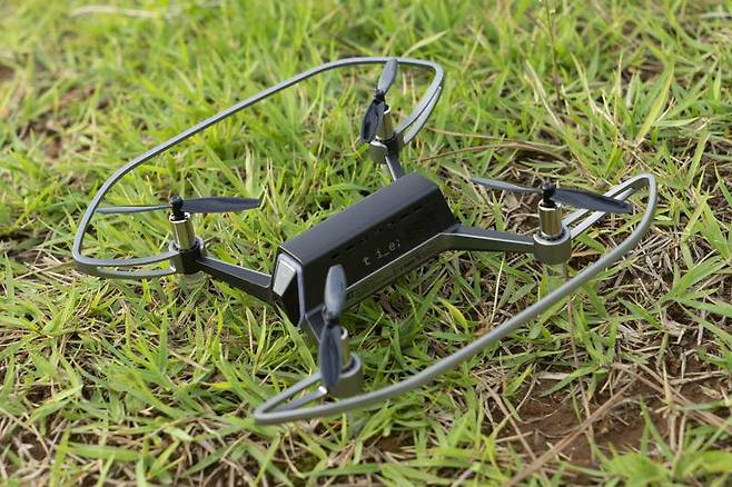 TIE 시프트 레드는 배터리를 포함한 무게가 약 93g에 불과할 정도로 가볍다. 출처=IT동아