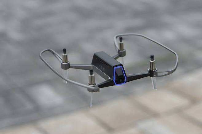 기본 상태에서는 정지 비행(호버링)을 유지한다. 3~4m/s 수준의 바람이 불어도 호버링 자체는 잘 유지하는 편이었다. 출처=IT동아