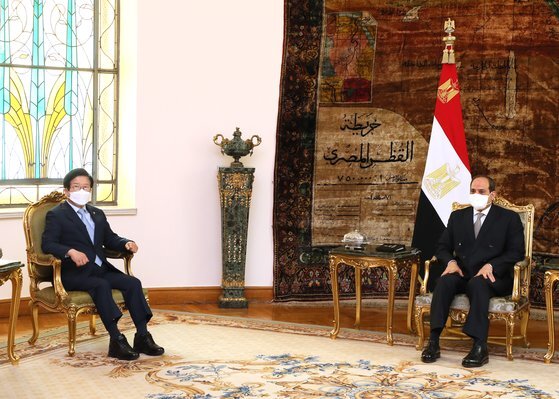박병석 국회의장(왼쪽)이 압델 파타 엘시시 이집트 대통령(오른쪽)과 회담하고 있다. [국회의장실]