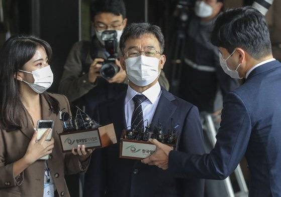 대장동 개발 로비?특혜 의혹의 핵심 인물인 화천대유자산관리(화천대유) 대주주 김만배 씨가 11일 오전 서울 서초구 서울중앙지검에 피의자 신분으로 출석하고 있다. 김성룡 기자