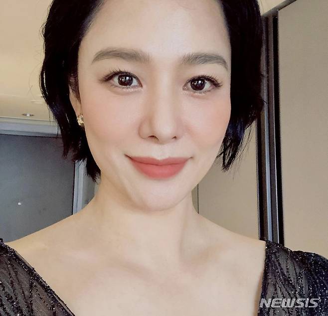 Actor Kim Hyeon-ju has expressed his recent situation.On the 12th, Kim Hyun-joo posted several photos with his article Thank you! Through his instagram account.In the photo, Kim Hyun-joo is staring at the front of the camera and taking a self-portrait. The figure of Kim Hyun-joo, who is simple and sophisticated in a white blouse and dress, captures the attention of viewers.On the other hand, Kim Hyun-joo is about to release the Netflix series Hell on November 19th.Hell is a story that happens when the lions of Hell who appeared without notice are subjected to supernatural phenomena in which people are sentenced to Hell, and those who want to reveal the reality of the religious group Sajinrihoe and the event that revived this confusion are entangled.