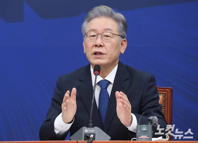 더불어민주당 제20대 대통령후보로 선출된 이재명 경기도지사가 11일 국회에서 열린 '당지도부-더불어민주당 대통령 후보 상견례'에서 모두발언을 하고 있다. 윤창원 기자