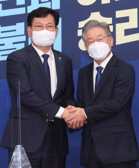 송영길(왼쪽) 더불어민주당 대표와 제20대 대통령후보로 선출된 이재명 경기도지사가 11일 오후 서울 여의도 국회에서 열린 ‘당지도부-더불어민주당 대통령 후보 상견례’에 참석해 손을 맞잡고 있다. 2021.10.11 김명국선임기자 daunso@seoul.co.kr