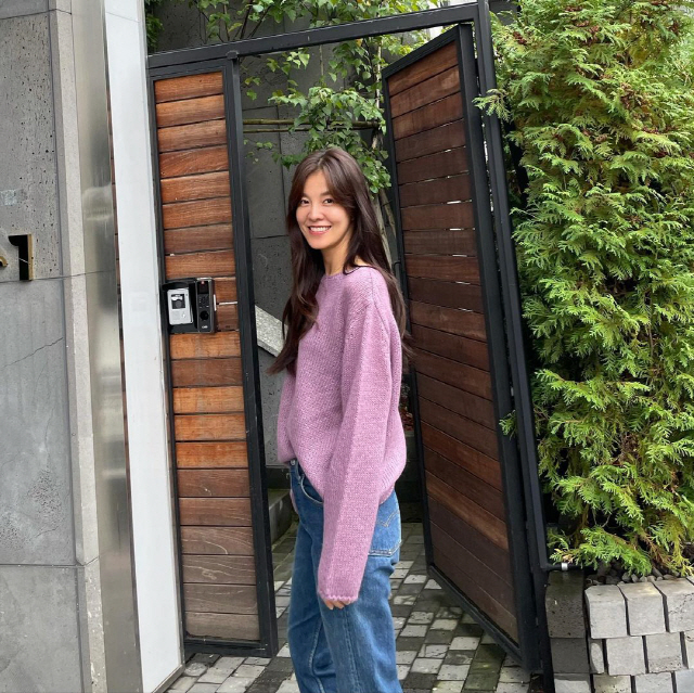 Actor Kim Sung-eun has been proud of her beautiful beauty since morning.On the 13th, Kim Sung-eun posted several photos on his instagram saying violet scent.Kim Sung-eun in the public photo poses in jeans and purple sweaters.Especially Kim Sung-euns delicate body made me envy the sweater that was loose.Meanwhile, actor Kim Sung-eun is married to Jung Jo-gook, a soccer player, in 2009, and has two sons and one daughter.