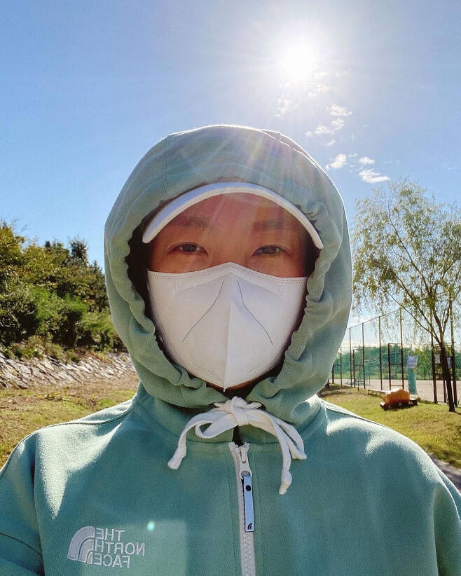 Gag Woman Jung Kyoung Mi has revealed the recent trend of walking diet.Jung Kyoung Mi posted a picture on his instagram on the 13th, along with an article entitled Good weather fashion is more comfortable to put on your waist than on your shoulder when walking on Good Walk.The photo shows Jung Kyoung Mi, who left the house fully armed for walking.Jung Kyoung Mi, who wore a mask and hoodie on his hat, caught the attention of his cartoon character-like visuals.Jung Kyoung Mi succeeded in losing 7kg in two months through walking and succeeded in losing weight to 57kg.However, Jung Kyoung Mi announced that he had recently returned to 63.6kg as if he had suffered from the yo-yo phenomenon, and once again declared that he would diet through walking.Meanwhile, Jung Kyoung Mi married Comedian Yoon Hyeong-bin in 2013 and has one male and one female.