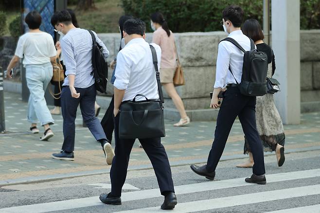 지난 8월 17일 오전 서울 여의도 인근에서 시민들이 출근 및 이동하고 있다. /연합뉴스