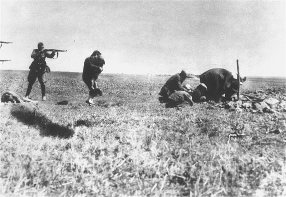 소련을 침공한 나치 독일의 친위대(SS) 산하 학살 부대인 아인자츠그루펜(특수작전집단) 소속 무장대원이 1941년 우크라이나에서 근접 거리에서 민간인을 학살하고 있다. 인류에 대한 범죄다. 사진=퍼블릭 도메인