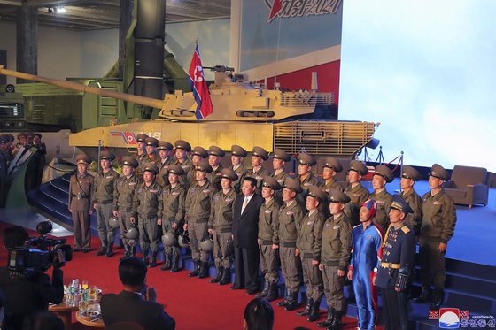 김정은 북한 국무위원장이 11일 국방발전전람회 개막식에서 군인들과 기념 사진을 찍고 있다. [조선중앙통신=연합뉴스]