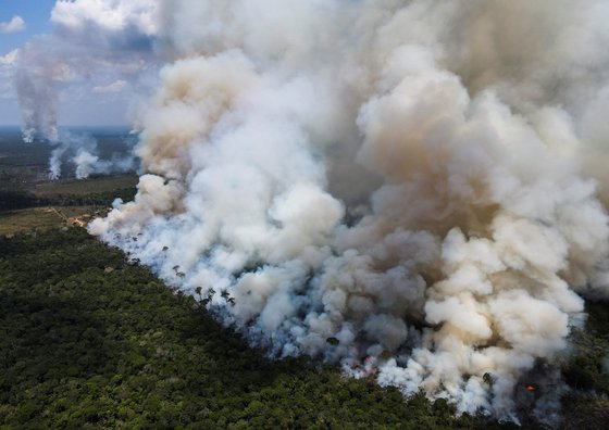 브라질의 아마조나스주 후마니타의 트랜스아마조니카 국도 인근의 아마존 열대 우림이 지난 9월 불에 타고 있다. [로이터=연합뉴스]