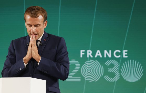 에마뉘엘 마크롱 프랑스 대통령이 12일(현지시간) 프랑스 2030 투자 계획을 발표하는 자리에서 두 손을 모으고 있다. [AP=연합뉴스]