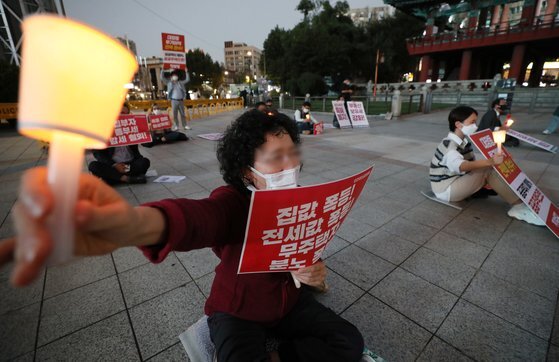 13일 오후 서울 종로구 보신각 앞에서 '무주택자 공동행동' 주최로 열린 '무주택자 집값 폭등 규탄 촛불집회' 참가자들이 촛불을 들며 구호를 외치고 있다. 뉴시스
