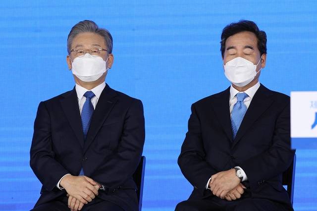 경선 결과 발표 듣는 이재명과 이낙연. 연합뉴스