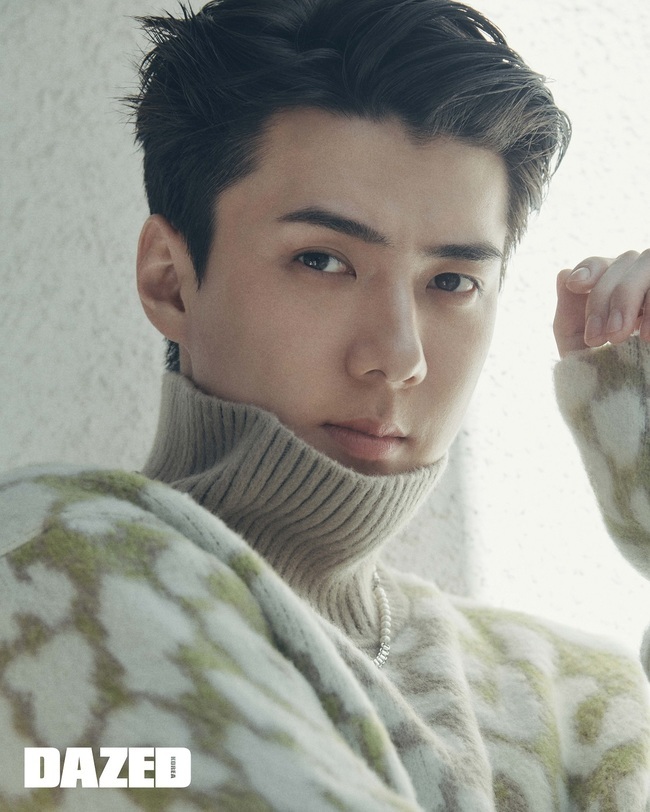 A picture of EXO Sehun has been released.Sehun recently conducted a photo shoot with fashion magazine Dazeed.Sehun completed the dandy fashion style by donning a shirt and Bermuda pants from Oblique Floral Print Grey Silt Twill, a Grey Technical Messi Short sleeve shirt with a CD HEART patch and a vertical roller back-row point with beige & white Dior Oblique Jacquard Sthe Flock.On this day, Sehun styled modern curves, bold emotional sneakers and Lingot bag collections, and showed a variety of look such as Tayloring, sportswear, and formal & casual style.