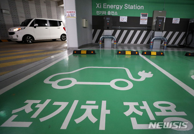 [서울=뉴시스] 서울시 한 아파트 단지 주차장에 전기차 전용 충전소가 설치돼 있다. (사진=뉴시스 DB). photo@newsis.com