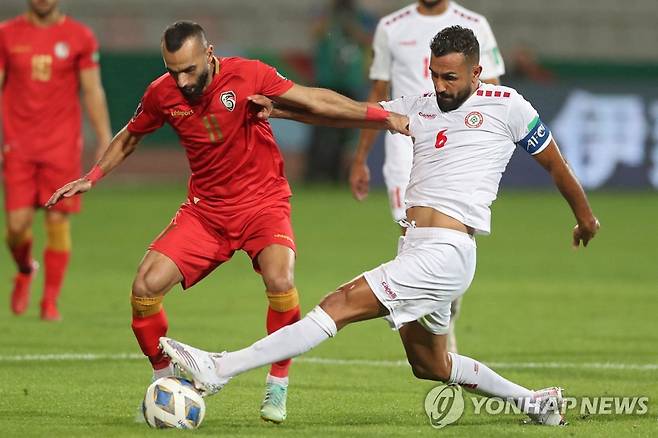 태클하는 레바논 수비수 오마리 [AFP=연합뉴스]