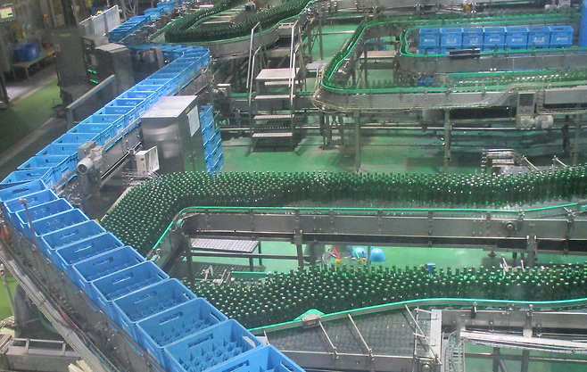 하이트진로 이천 공장 참이슬 생산 라인. /사진=하이트진로 제공.