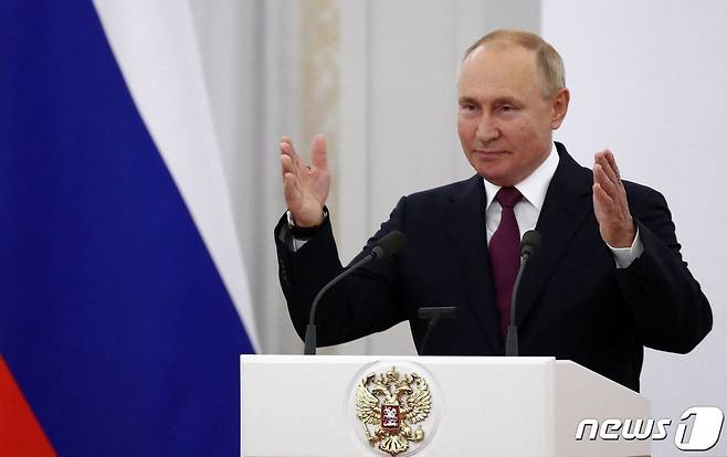 블라디미르 푸틴 러시아 대통령이 12일 (현지시간) 모스크바 하원 두마에서 새로 선출된 의원들을 상대로 연설을 하고 있다. © AFP=뉴스1 © News1 우동명 기자
